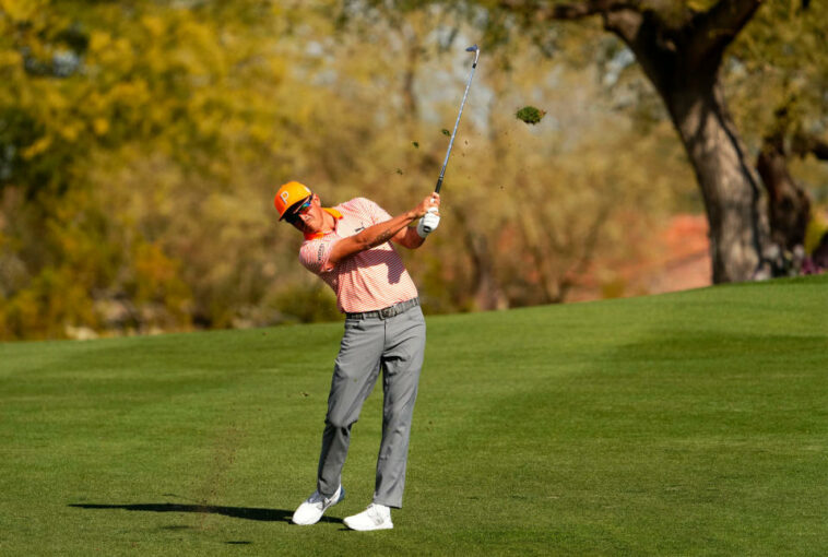 Rickie Fowler hace un hoyo en uno durante la ronda final del WM Phoenix Open 2023