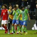 Dany Leyva y Alexander Roldan de los Seattle Sounders se ven abatidos después de la derrota del sábado por 1-0