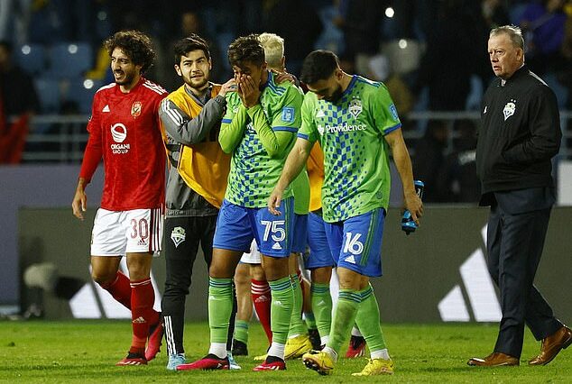 Dany Leyva y Alexander Roldan de los Seattle Sounders se ven abatidos después de la derrota del sábado por 1-0