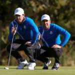 Rory McIlroy y Sergio García alinean un putt durante la primera ronda de la Ryder Cup 2014 en The Gleneagles Hotel-PGA Centenary Course.