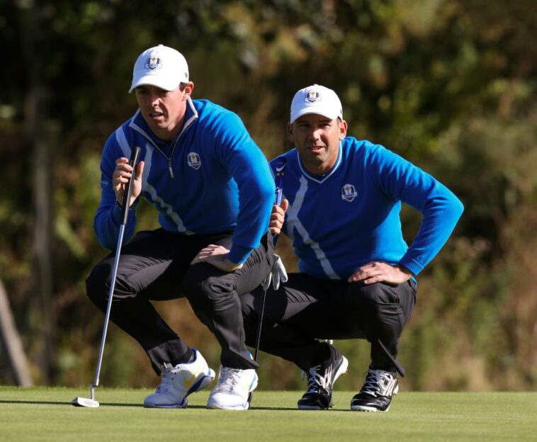 Rory McIlroy y Sergio García alinean un putt durante la primera ronda de la Ryder Cup 2014 en The Gleneagles Hotel-PGA Centenary Course.