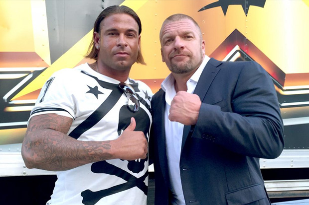 Un ex internacional de Alemania le dio la espalda al fútbol para unirse a Triple H en WWE