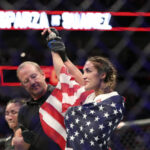 8 de septiembre de 2018;  Dallas, Texas, EE. UU.;  Tatiana Suárez (guantes azules) reacciona después de derrotar a Carla Esparza (no aparece en la foto) durante el UFC 228 en el American Airlines Center.  Crédito obligatorio: Kevin Jairaj-USA TODAY Sports