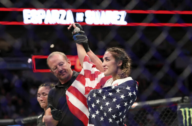 8 de septiembre de 2018;  Dallas, Texas, EE. UU.;  Tatiana Suárez (guantes azules) reacciona después de derrotar a Carla Esparza (no aparece en la foto) durante el UFC 228 en el American Airlines Center.  Crédito obligatorio: Kevin Jairaj-USA TODAY Sports