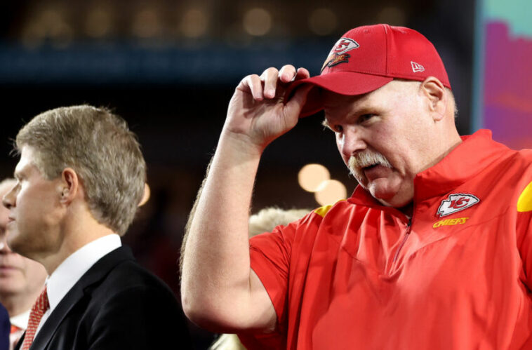 GLENDALE, ARIZONA - 12 DE FEBRERO: El entrenador en jefe Andy Reid y el director ejecutivo Clark Hunt de los Kansas City Chiefs celebran después de derrotar a los Philadelphia Eagles 38-35 en el Super Bowl LVII en el State Farm Stadium el 12 de febrero de 2023 en Glendale, Arizona.  (Foto de Gregory Shamus/Getty Images)