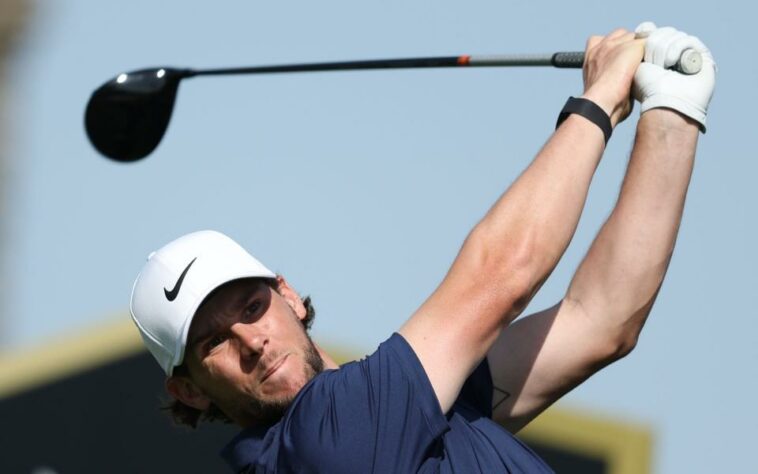 Thomas Pieters balanceando un palo de golf - Thomas Pieters renuncia a la Ryder Cup para desertar a LIV Golf - ALI HAIDER/Shuttershock