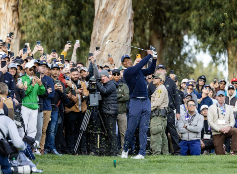 PACIFIC PALISADES, CA - 16 DE FEBRERO DE 2023: Los fanáticos se agolpan detrás cuando Tiger Woods golpea fuera del rough en el hoyo 13 durante la primera ronda del Genesis Invitational en Riviera Country Club el 16 de febrero de 2023 en Pacific Palisades, California.  Terminó 2 bajo par. (Gina Ferazzi / Los Angeles Times vía Getty Images)