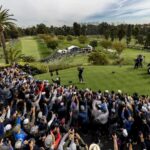 PACIFIC PALISADES, CA - 16 DE FEBRERO DE 2023: Los fanáticos sostienen los teléfonos inteligentes para ver a Tiger Woods mientras juega en el primer hoyo durante la primera ronda del Genesis Invitational en Riviera Country Club el 16 de febrero de 2023 en Pacific Palisades, California.  Terminó 2 bajo par. (Gina Ferazzi / Los Angeles Times)