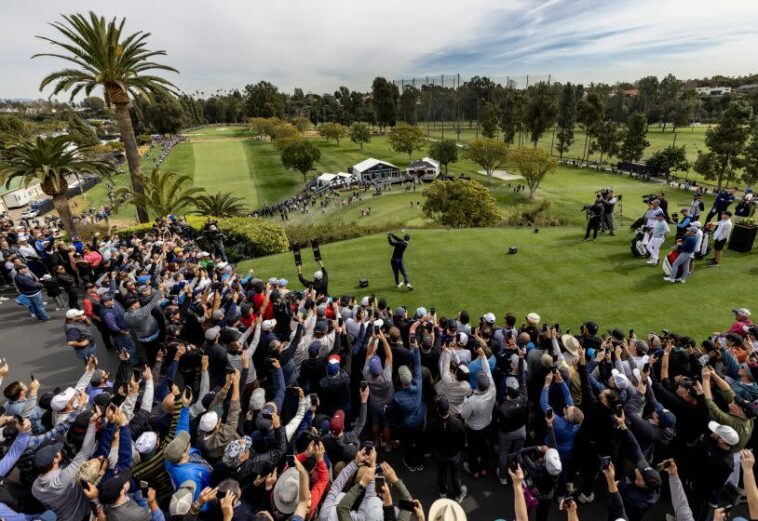 PACIFIC PALISADES, CA - 16 DE FEBRERO DE 2023: Los fanáticos sostienen los teléfonos inteligentes para ver a Tiger Woods mientras juega en el primer hoyo durante la primera ronda del Genesis Invitational en Riviera Country Club el 16 de febrero de 2023 en Pacific Palisades, California.  Terminó 2 bajo par. (Gina Ferazzi / Los Angeles Times)