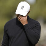 PACIFIC PALISADES, CALIFORNIA - 17 DE FEBRERO: Tiger Woods de los Estados Unidos reacciona a un putt fallido en el primer green durante la segunda ronda del Genesis Invitational en el Riviera Country Club el 17 de febrero de 2023 en Pacific Palisades, California.  (Foto de Michael Owens/Getty Images)