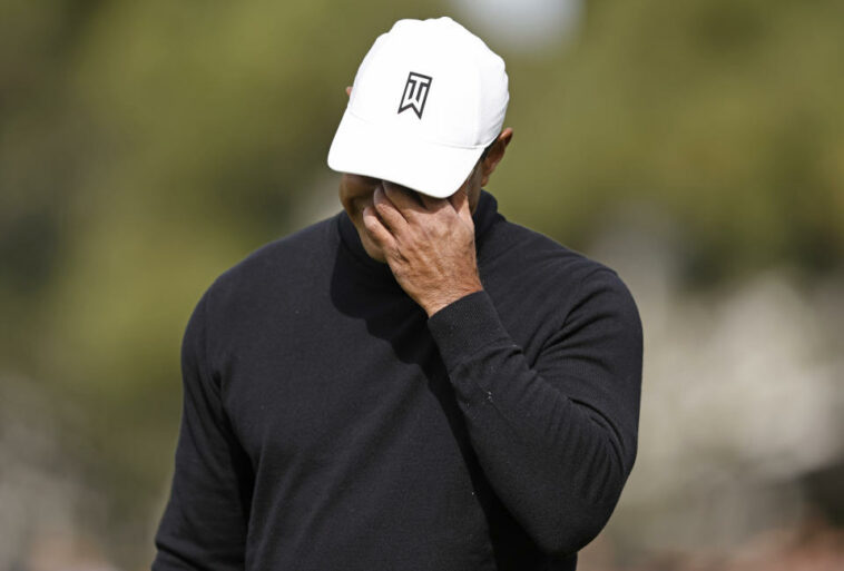 PACIFIC PALISADES, CALIFORNIA - 17 DE FEBRERO: Tiger Woods de los Estados Unidos reacciona a un putt fallido en el primer green durante la segunda ronda del Genesis Invitational en el Riviera Country Club el 17 de febrero de 2023 en Pacific Palisades, California.  (Foto de Michael Owens/Getty Images)