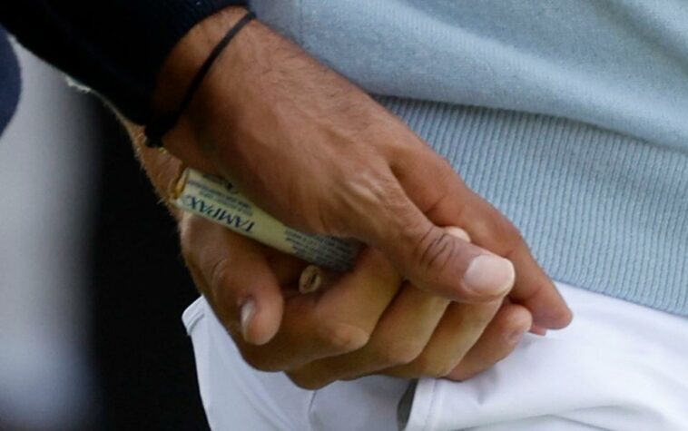 Tiger Woods de los Estados Unidos (L) y Justin Thomas de los Estados Unidos salen del noveno tee durante la primera ronda del The Genesis Invitational en el Riviera Country Club el 16 de febrero de 2023 - Cliff Hawkins/Getty Images