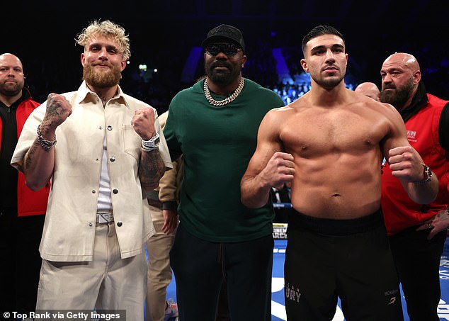 Tommy Fury (derecha) ha criticado al