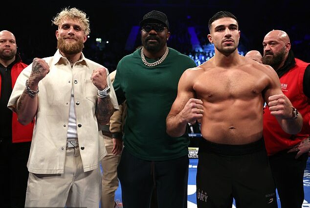 Tommy Fury (derecha) está listo para pelear contra su rival a largo plazo Jake Paul (izquierda) el próximo mes en Arabia Saudita