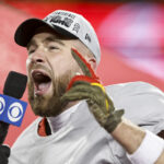 KANSAS CITY, MISSOURI - 29 DE ENERO: Travis Kelce #87 de los Kansas City Chiefs celebra con el trofeo Lamar Hunt después de ganar el partido de fútbol americano de la NFL del Campeonato de la AFC entre los Kansas City Chiefs y los Cincinnati Bengals en el GEHA Field en el Arrowhead Stadium el 29 de enero de 2023 en Kansas City, Misuri.  (Foto de Michael Owens/Getty Images)