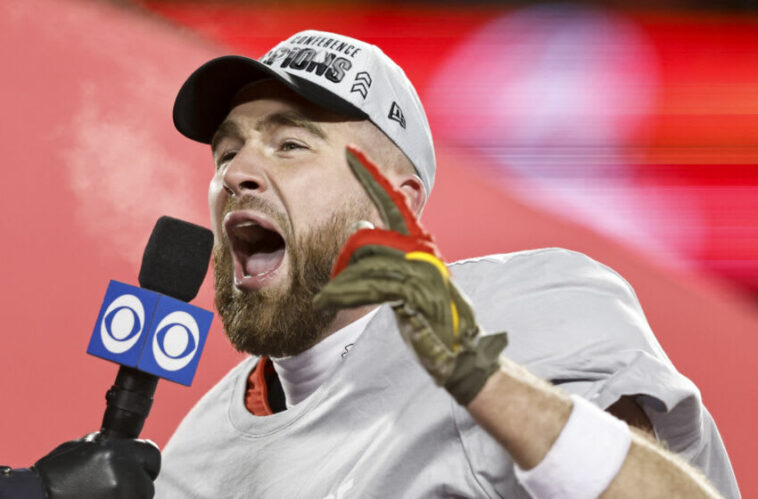 KANSAS CITY, MISSOURI - 29 DE ENERO: Travis Kelce #87 de los Kansas City Chiefs celebra con el trofeo Lamar Hunt después de ganar el partido de fútbol americano de la NFL del Campeonato de la AFC entre los Kansas City Chiefs y los Cincinnati Bengals en el GEHA Field en el Arrowhead Stadium el 29 de enero de 2023 en Kansas City, Misuri.  (Foto de Michael Owens/Getty Images)