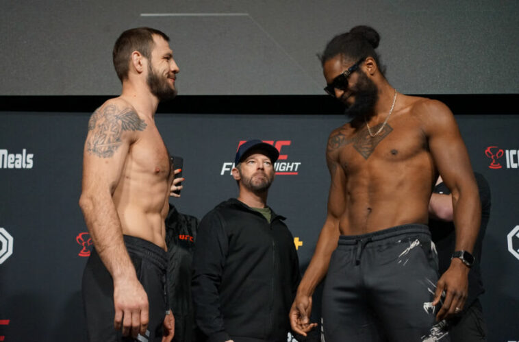 LAS VEGAS, NV - 24 DE FEBRERO: Nikita Krylov (L) y Ryan Spann (R) se enfrentan durante el pesaje oficial de UFC Vegas 70 antes de su pelea el 24 de febrero de 2023, en el UFC APEX en Las Vegas, NV.  (Foto de Amy Kaplan/Icon Sportswire)
