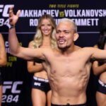 PERTH, AUSTRALIA - 11 DE FEBRERO: Elves Brenner de Brasil se para en la balanza durante los pesajes ceremoniales antes de UFC 284 en RAC Arena el 11 de febrero de 2023 en Perth, Australia.  (Foto de Paul Kane/Getty Images)