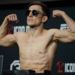 LAS VEGAS, NV - 17 DE FEBRERO: Clayton Carpenter pesa antes de su pelea de UFC Vegas 69 en el UFC APEX en Las Vegas, NV el 17 de febrero de 2023. (Foto de Amy Kaplan/Icon Sportswire)