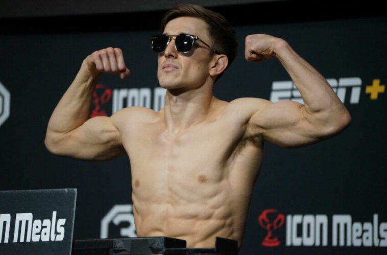 LAS VEGAS, NV - 17 DE FEBRERO: Clayton Carpenter pesa antes de su pelea de UFC Vegas 69 en el UFC APEX en Las Vegas, NV el 17 de febrero de 2023. (Foto de Amy Kaplan/Icon Sportswire)