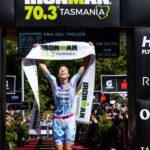 Ellie Salthouse cruza la línea primero en IRONMAN 703 Tasmania. Crédito de la foto de Korupt Vision.