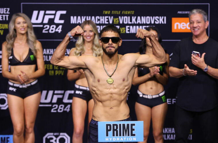 PERTH, AUSTRALIA - 11 DE FEBRERO: Yair Rodríguez de México se para en la balanza durante los pesajes ceremoniales antes de UFC 284 en RAC Arena el 11 de febrero de 2023 en Perth, Australia.  (Foto de Paul Kane/Getty Images)