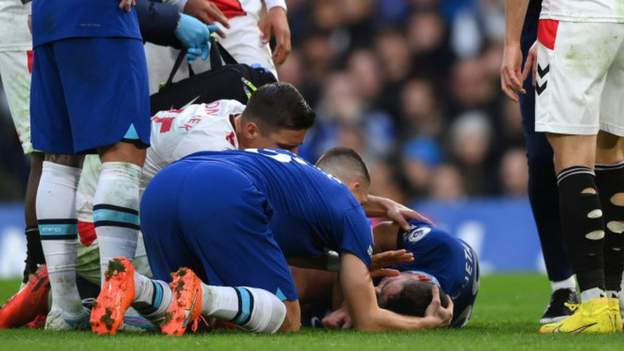 César Azpilicueta: el capitán del Chelsea 'habla' en el hospital después de una lesión en la cabeza, dice Graham Potter