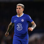 Enzo Fernández en acción contra Fulham en Stamford Bridge.