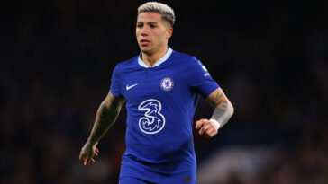 Enzo Fernández en acción contra Fulham en Stamford Bridge.