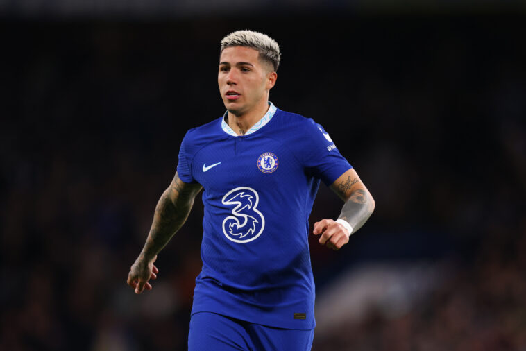 Enzo Fernández en acción contra Fulham en Stamford Bridge.