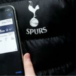 Un aficionado del Tottenham enseña su entrada digital en su móvil