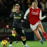 Jordan Nobbs jugando al fútbol