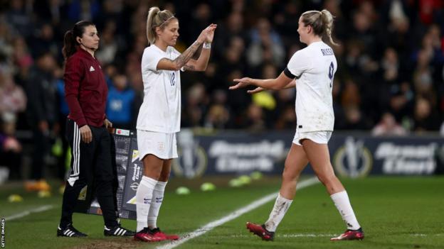 Rachel Daly reemplaza a Alessia Russo contra Corea del Sur