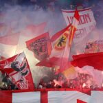 Los seguidores de Union Berlin montaron un espectáculo de pirotecnia antes de su reciente victoria en el derbi sobre Hertha