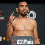 LAS VEGAS, NV - 24 DE FEBRERO: Víctor Martínez pesa antes de su pelea de UFC Vegas 70 en el UFC APEX en Las Vegas, NV el 24 de febrero de 2023. (Foto de Amy Kaplan/Icon Sportswire)