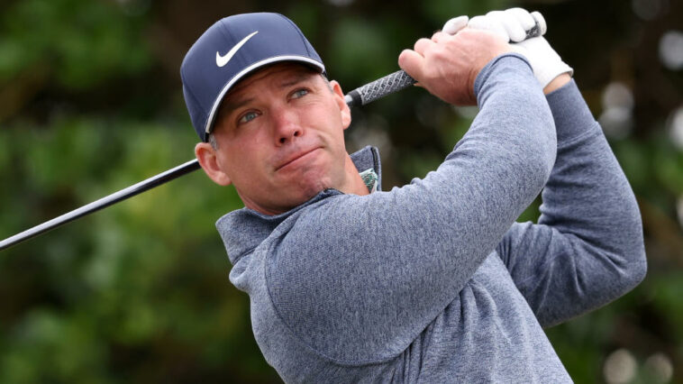 Paul Casey toma un tiro durante el Abierto de 2022 en St Andrews