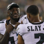 FILADELFIA, PA - 12 DE AGOSTO: AJ Brown #11 de los Philadelphia Eagles habla con Darius Slay #2 contra los New York Jets durante el partido de pretemporada en el Lincoln Financial Field el 12 de agosto de 2022 en Filadelfia, Pensilvania.  Los Jets derrotaron a los Eagles 24-21.  (Foto de Mitchell Leff/Getty Images)