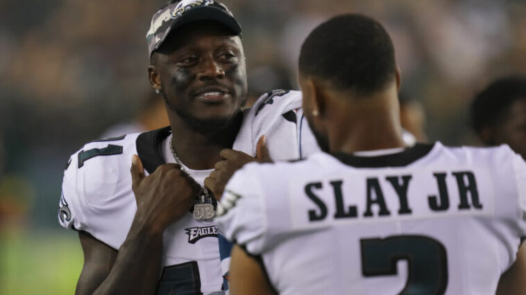 FILADELFIA, PA - 12 DE AGOSTO: AJ Brown #11 de los Philadelphia Eagles habla con Darius Slay #2 contra los New York Jets durante el partido de pretemporada en el Lincoln Financial Field el 12 de agosto de 2022 en Filadelfia, Pensilvania.  Los Jets derrotaron a los Eagles 24-21.  (Foto de Mitchell Leff/Getty Images)