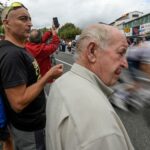 Accidente de terror en la Vuelta a Extremadura después de que un espectador se saliera de la carretera