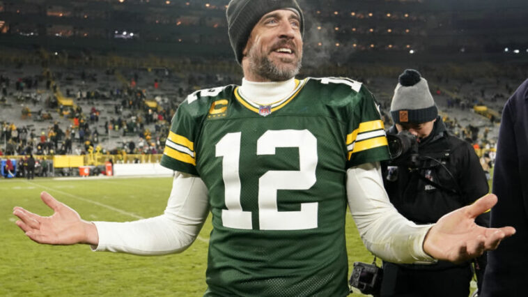 GREEN BAY, WISCONSIN - 19 DE DICIEMBRE: Aaron Rodgers #12 de los Green Bay Packers reacciona después de derrotar a Los Angeles Rams 24-12 en Lambeau Field el 19 de diciembre de 2022 en Green Bay, Wisconsin.  (Foto de Patrick McDermott/Getty Images)