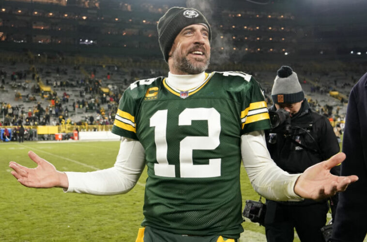 GREEN BAY, WISCONSIN - 19 DE DICIEMBRE: Aaron Rodgers #12 de los Green Bay Packers reacciona después de derrotar a Los Angeles Rams 24-12 en Lambeau Field el 19 de diciembre de 2022 en Green Bay, Wisconsin.  (Foto de Patrick McDermott/Getty Images)