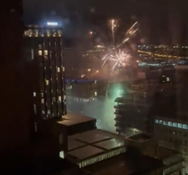 Los fuegos artificiales se encendieron en Liverpool a las 2:00 am frente al hotel del equipo del Real Madrid el martes.