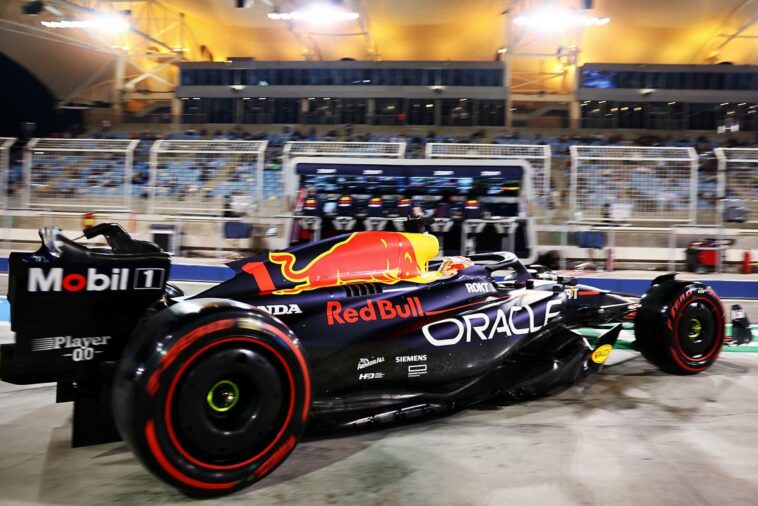 Max Verstappen (NLD) Red Bull Racing RB19 sale de boxes.  03.03.2023.  Campeonato Mundial de Fórmula 1, Rd 1, Gran Premio de Bahrein, Sakhir, Bahrein, Día de práctica