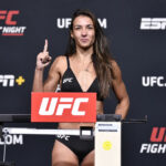 LAS VEGAS, NEVADA - 7 DE MAYO: En este folleto de UFC, Amanda Ribas de Brasil posa en la báscula durante el pesaje de UFC en UFC APEX el 7 de mayo de 2021 en Las Vegas, Nevada.  (Foto de Chris Unger/Zuffa LLC a través de Getty Images)