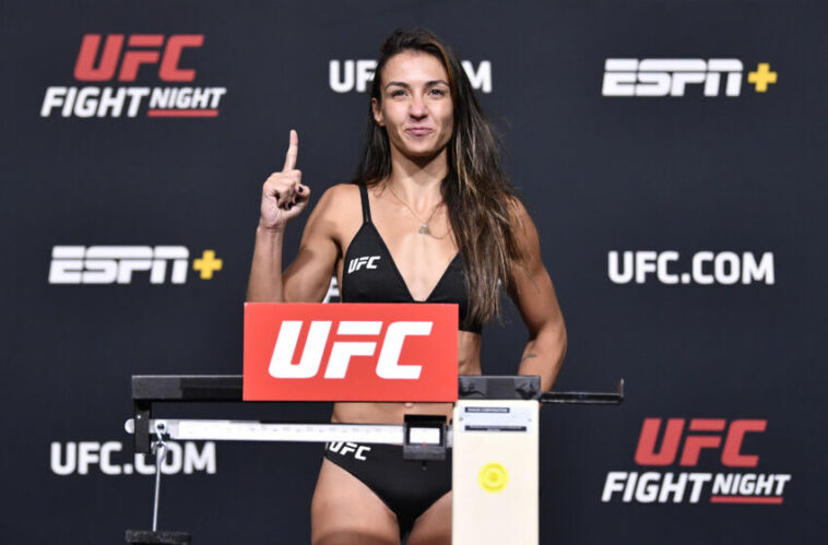 LAS VEGAS, NEVADA - 7 DE MAYO: En este folleto de UFC, Amanda Ribas de Brasil posa en la báscula durante el pesaje de UFC en UFC APEX el 7 de mayo de 2021 en Las Vegas, Nevada.  (Foto de Chris Unger/Zuffa LLC a través de Getty Images)