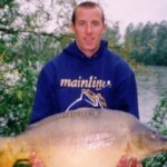 Soy un ex mediocampista de Inglaterra… ahora paso mis días pescando carpas