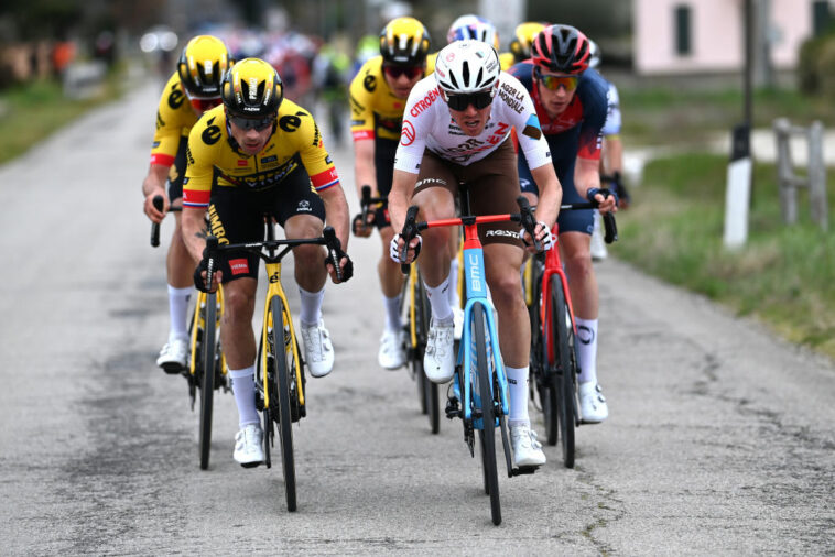 Ben O'Connor con el pie adelantado con viento cruzado en la Tirreno-Adriático