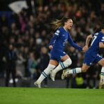 Chelsea obtuvo una dramática victoria en cuartos de final contra Lyon, ganando 4-3 en los penaltis en Stamford Bridge, luego de que un penal tardío de Maren Mjelde en la prórroga forzara una tanda de penales.