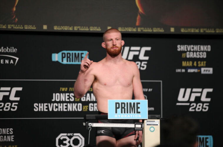 LAS VEGAS, NV - 3 DE MARZO: Bo Nickal pesa para su pelea de UFC 285 en los pesajes oficiales el 2 de marzo de 2023, en el UFC APEX en Las Vegas, NV.  (Foto de Amy Kaplan/Icon Sportswire)