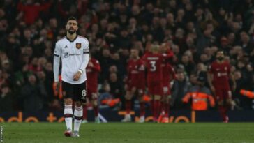 Bruno Fernandes luce frustrado durante el partido del Manchester United con el Liverpool